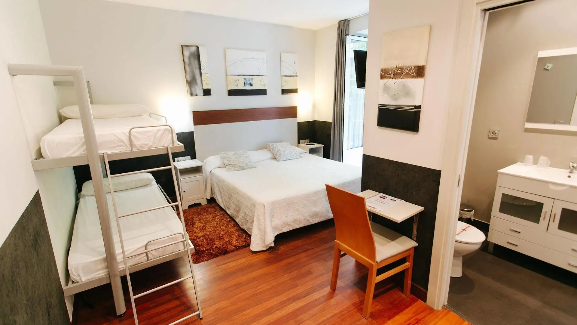 Konukevi Hostal San Sebastian Centro